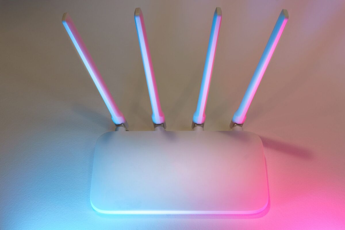 Router bezprzewodowy z podświetlonymi antenami
