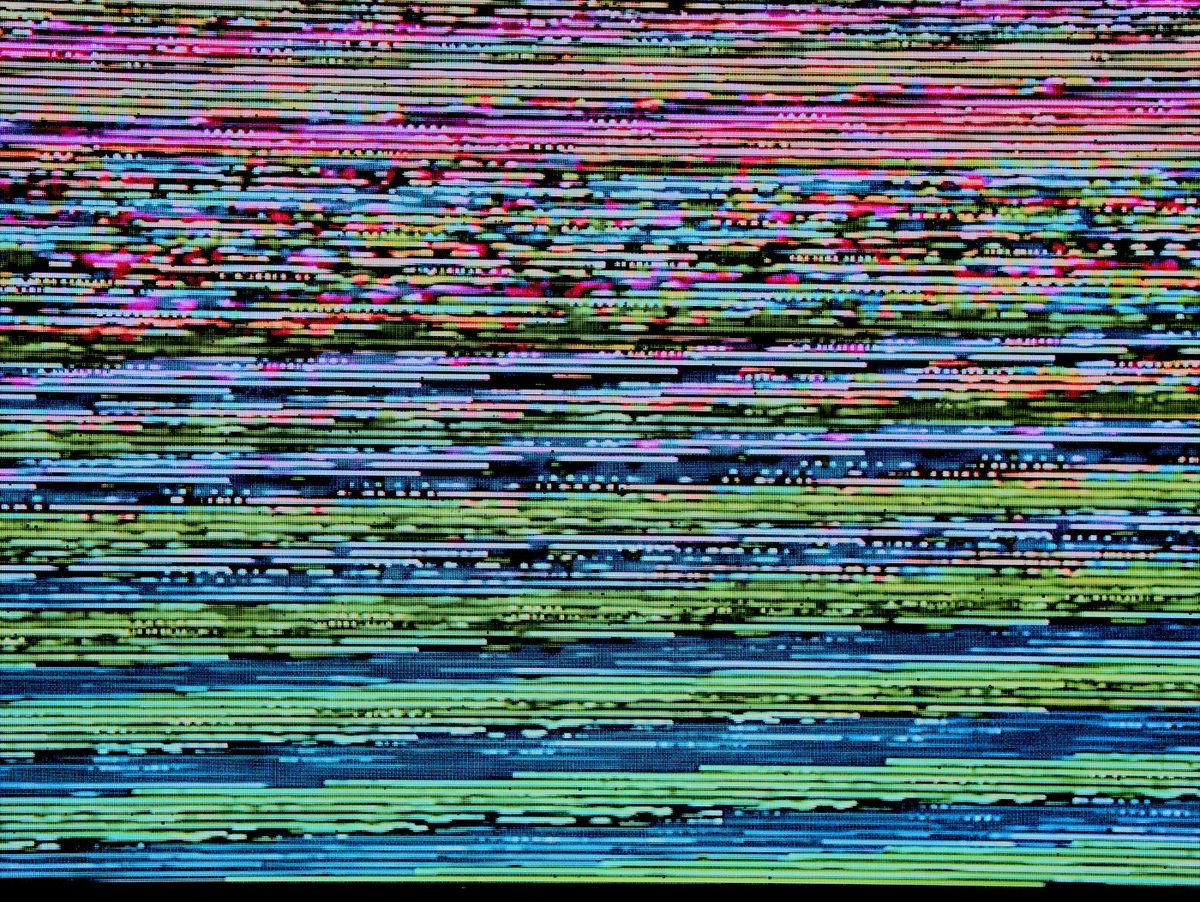Ekran laptopa z artefaktami graficznymi i migotaniem kolorów
