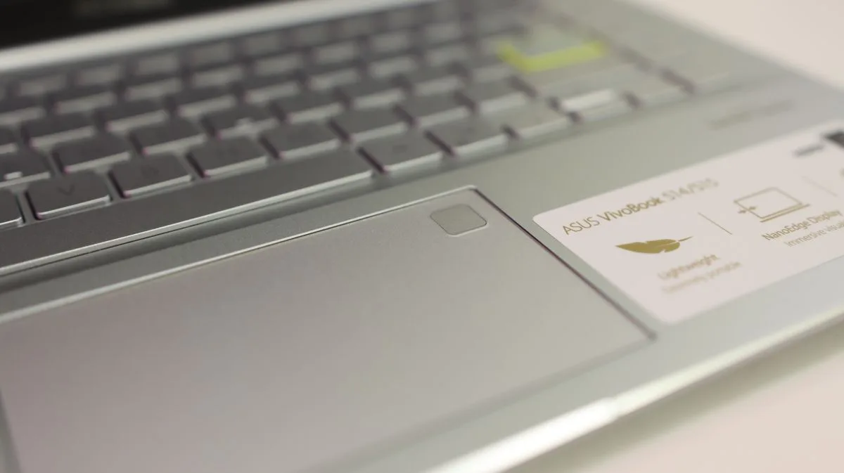 Klawiatura i touchpad laptopa z czytnikiem linii papilarnych