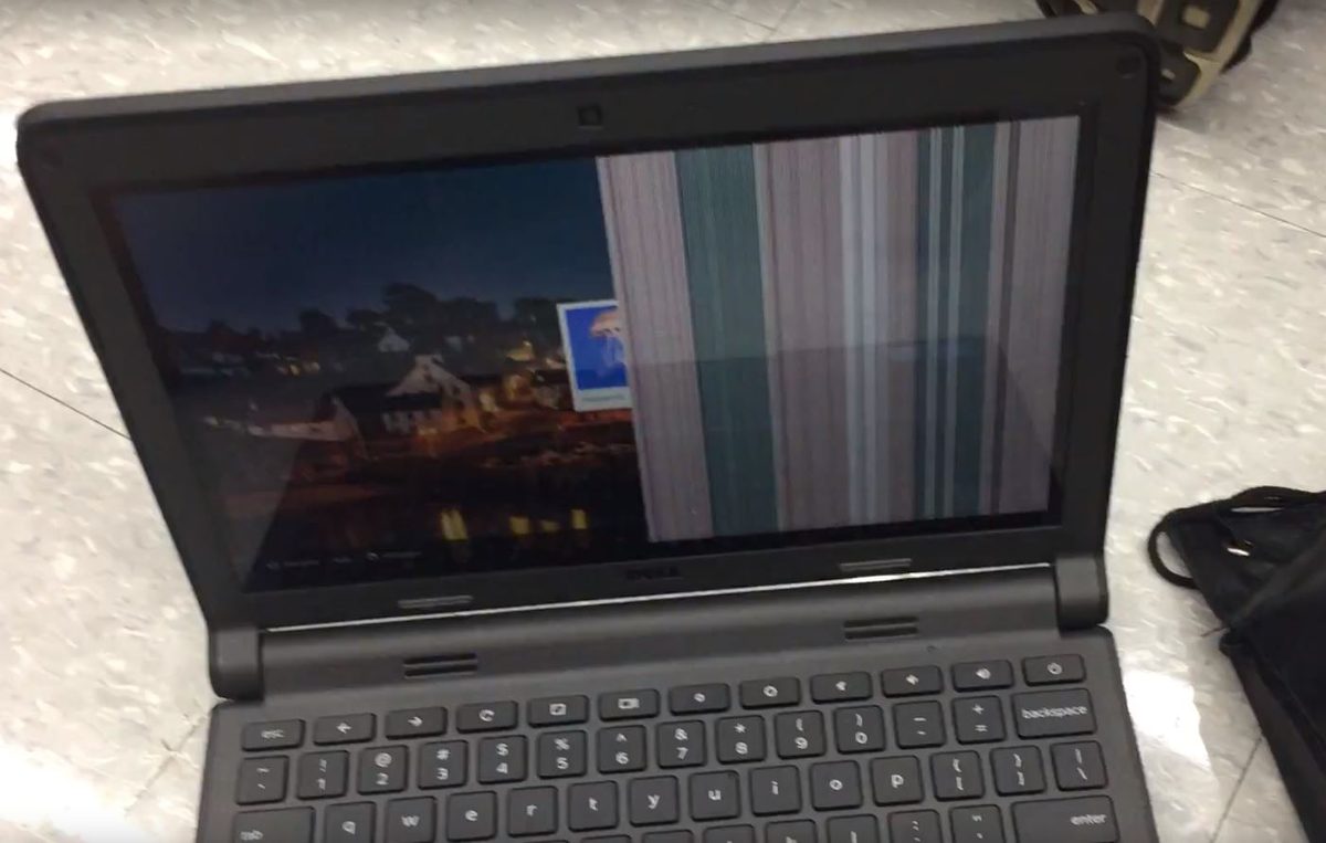 Laptop Dell z pionowymi kolorowymi pasami na ekranie - uszkodzona matryca