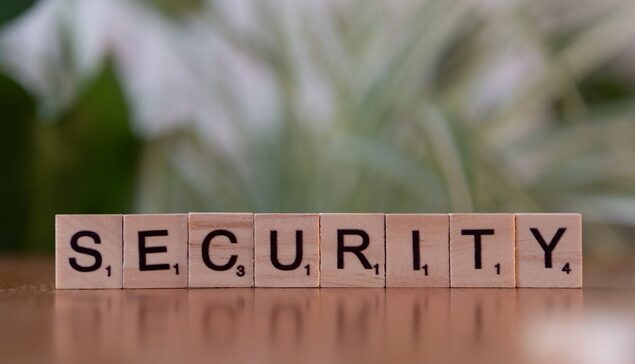 Klocki z literami układające słowo security