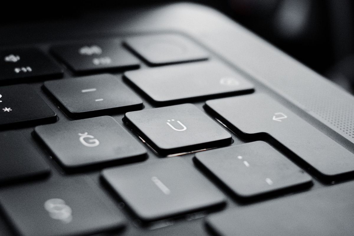 Zbliżenie klawiszy czarnej klawiatury laptopa — klawiatura reaguje z opóźnieniem