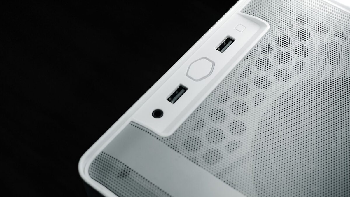 Przycisk zasilania i gniazda USB na panelu przednim obudowy komputera