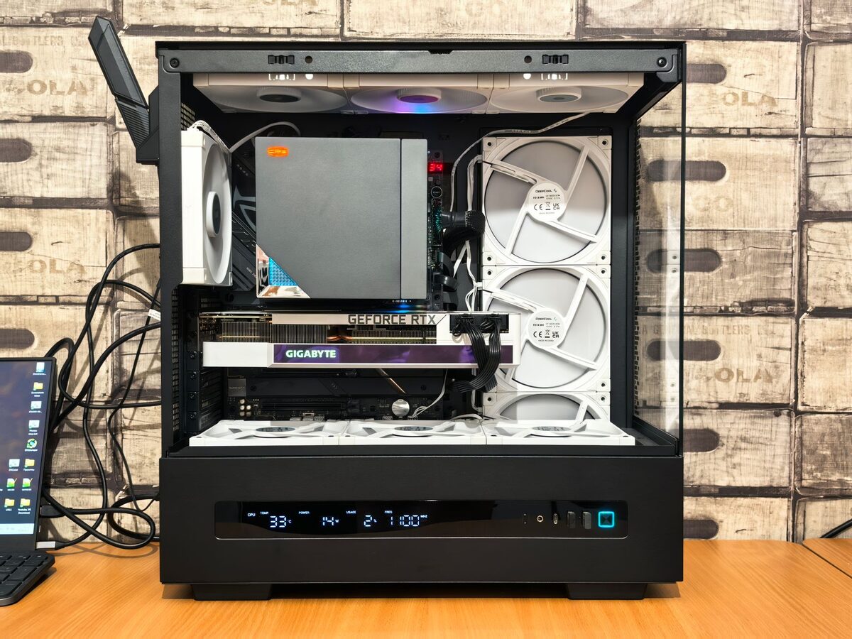 Wnętrze komputera stacjonarnego z chłodzeniem cieczą i wentylatorami