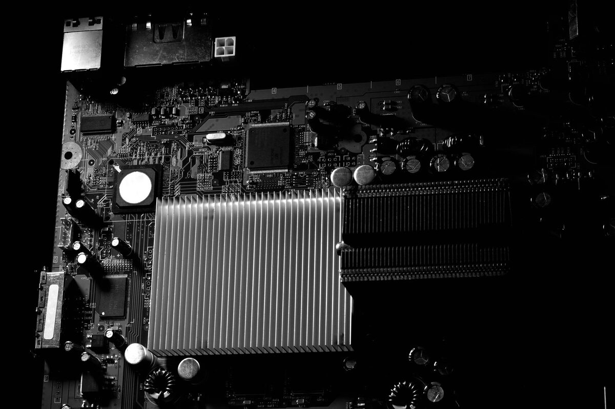 Radiator chipsetu na płycie głównej komputera stacjonarnego