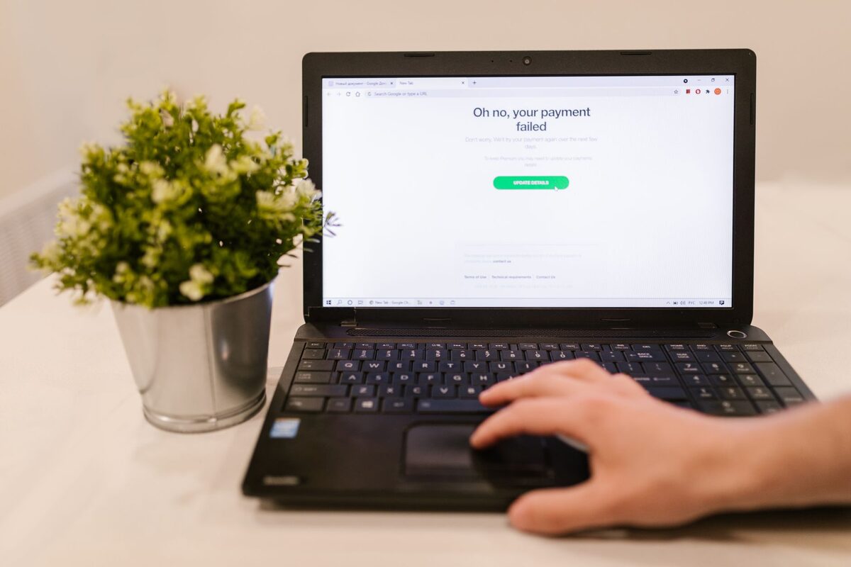 Laptop z komunikatem błędu na ekranie