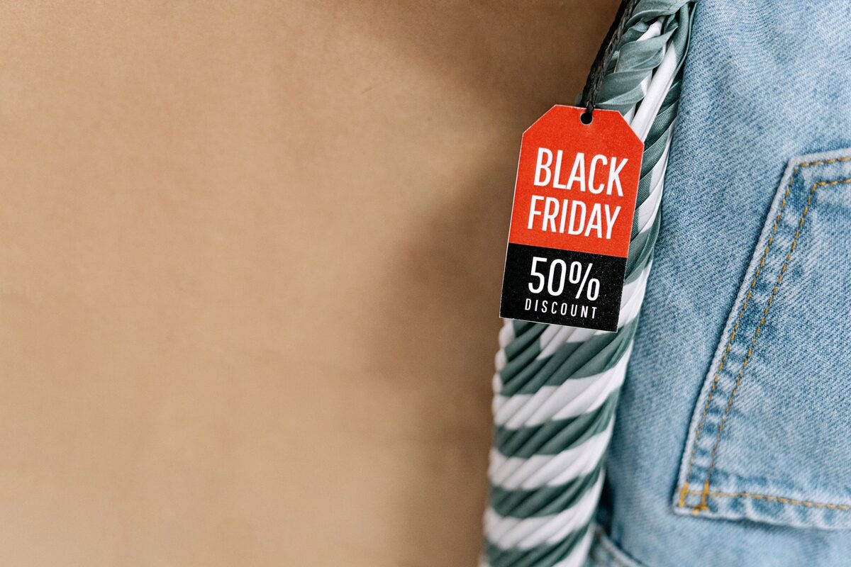 Metka z napisem rabatowym przypięta do materiału