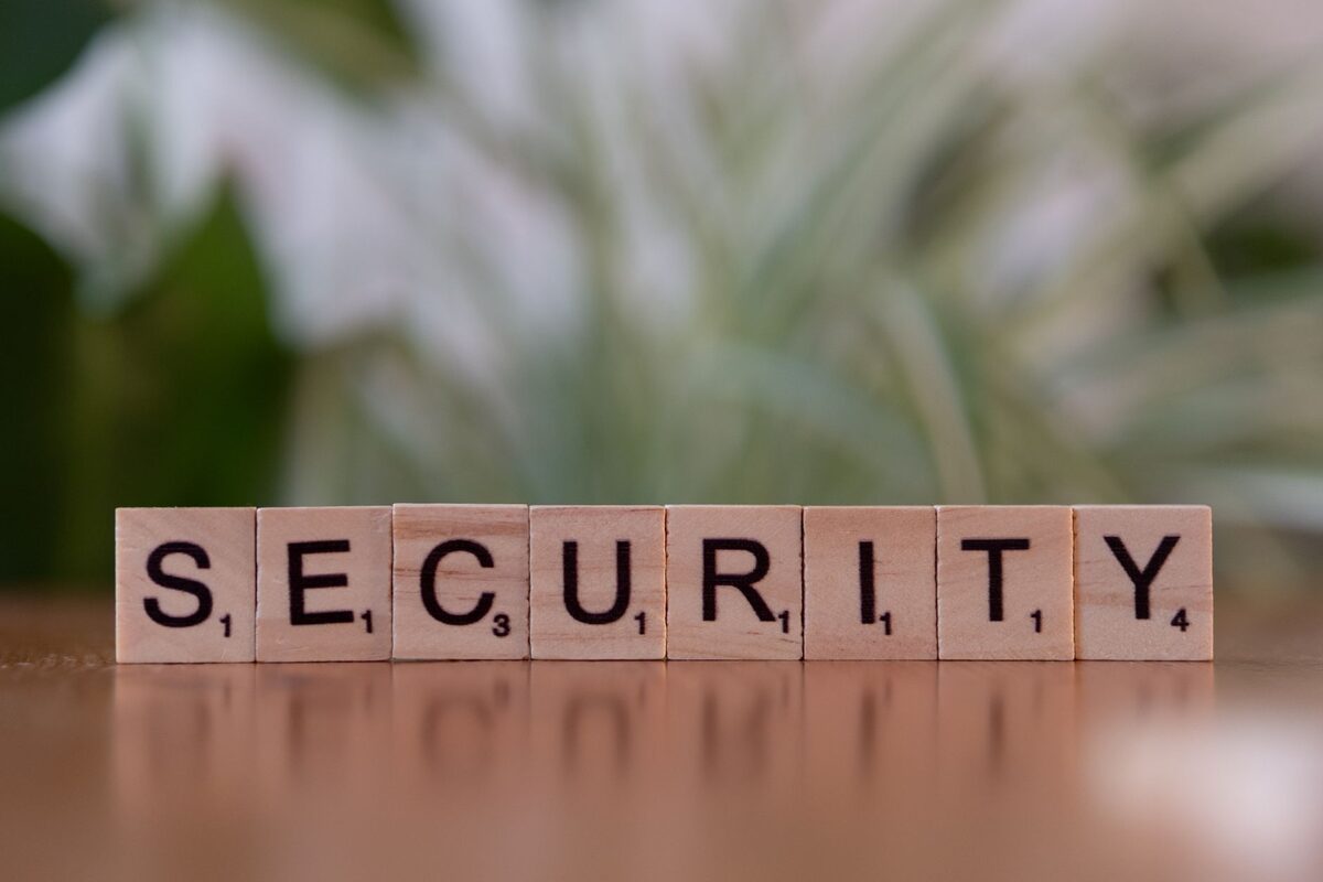 Drewniane kostki z literami układające napis SECURITY