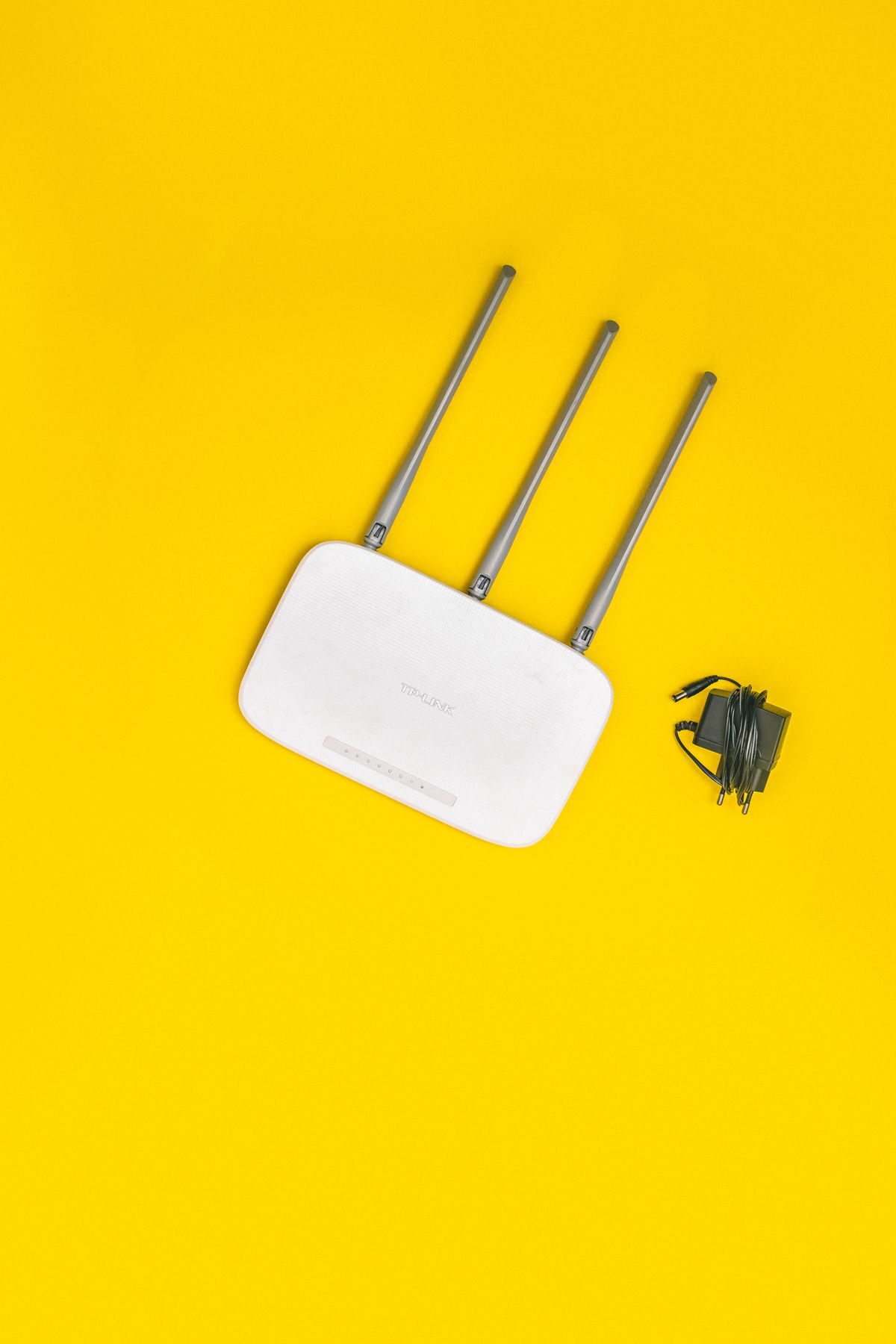 Router bezprzewodowy na drewnianej podłodze z podłączonym kablem