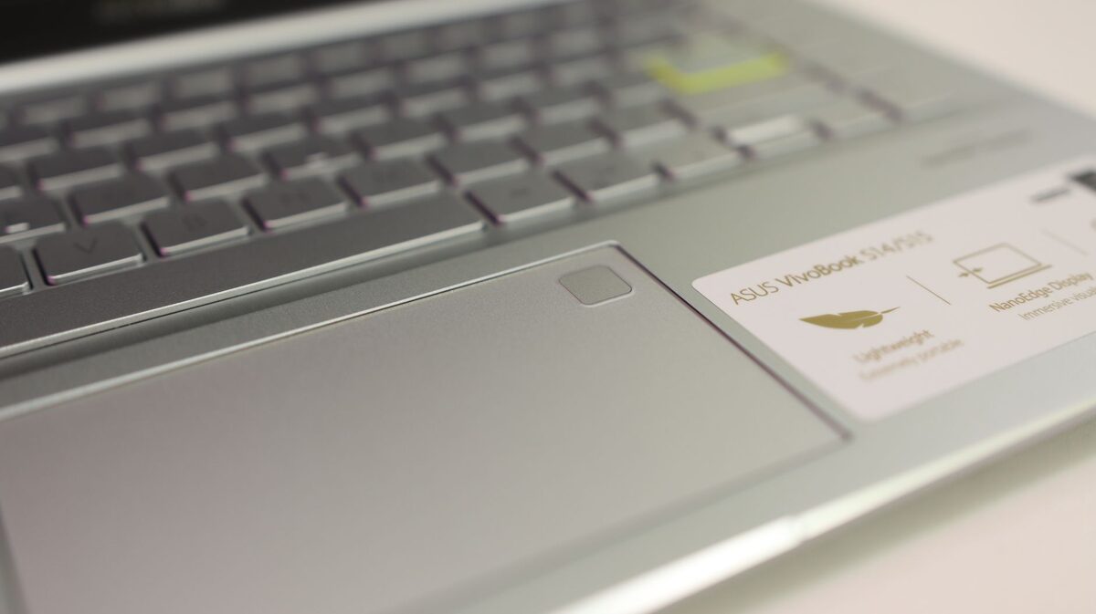 Zbliżenie na panel dotykowy laptopa obok klawiatury