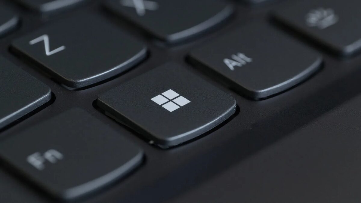 Przycisk zasilania w narożniku klawiatury laptopa