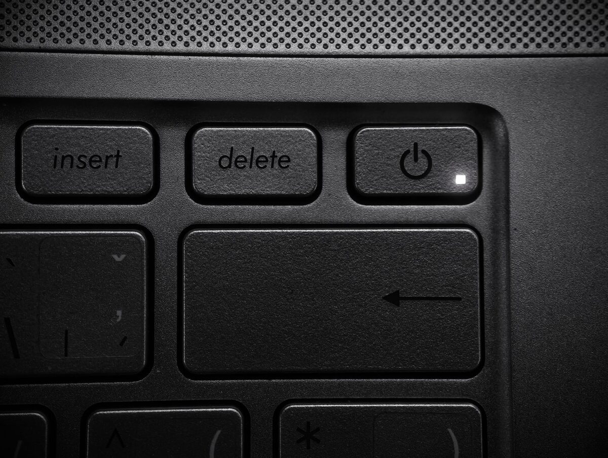 Przycisk zasilania obok klawiszy Insert i Delete na klawiaturze laptopa