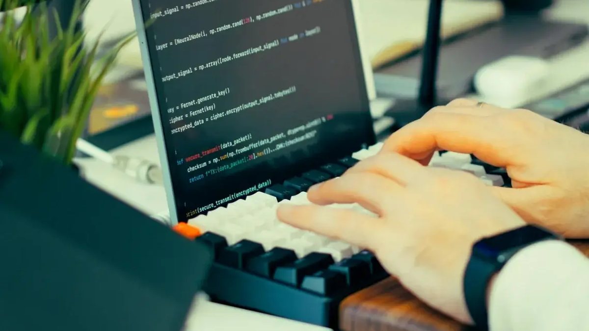 Dłonie piszące na klawiaturze przy otwartym laptopie — praca bez przestoju na laptopie zastępczym