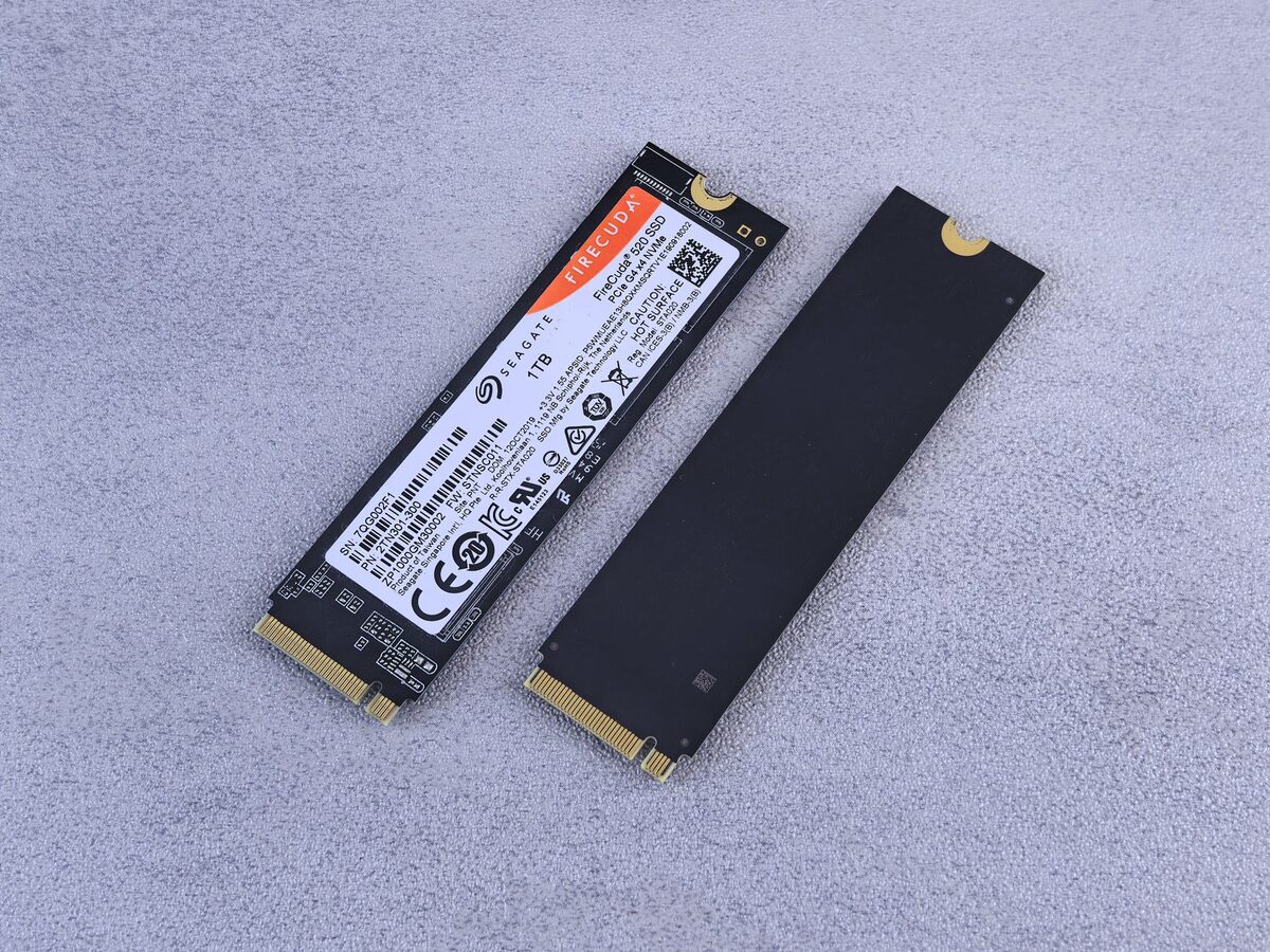 Dwa moduły SSD obok siebie na jasnym tle