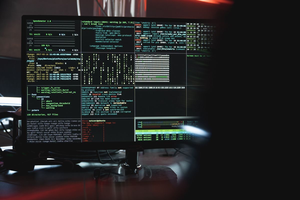 Ekran monitora wypełniony logami systemowymi i komunikatami zdarzeń