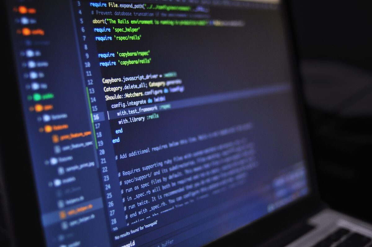 Kod programistyczny na ciemnym ekranie laptopa