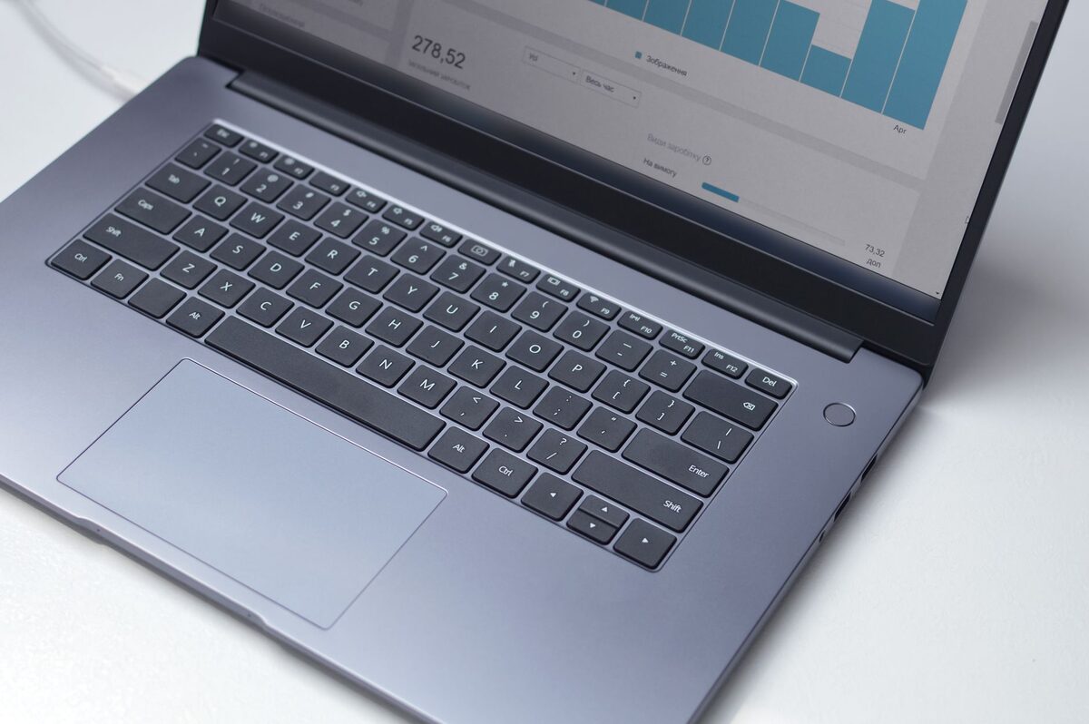 Otwarty laptop z wykresem na ekranie