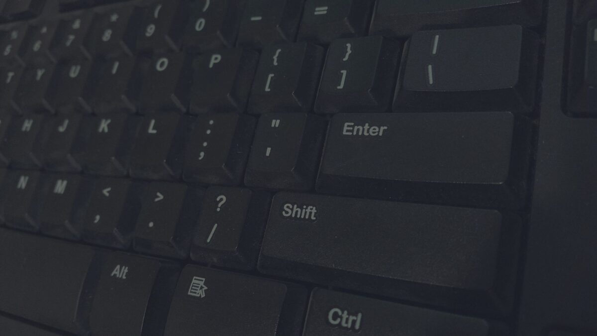 Ciemna klawiatura laptopa w zbliżeniu