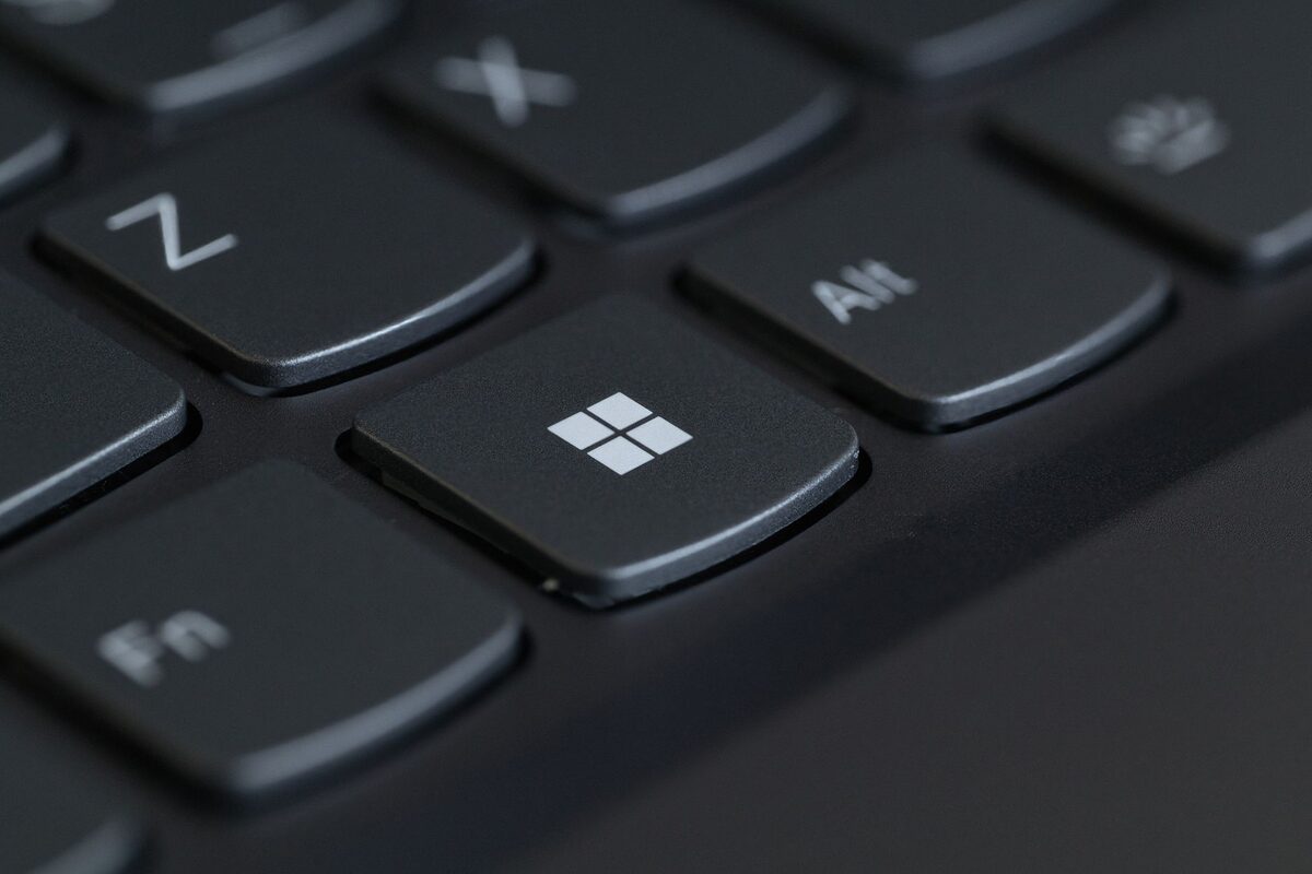 Klawisz Windows i sąsiednie klawisze laptopa w zbliżeniu