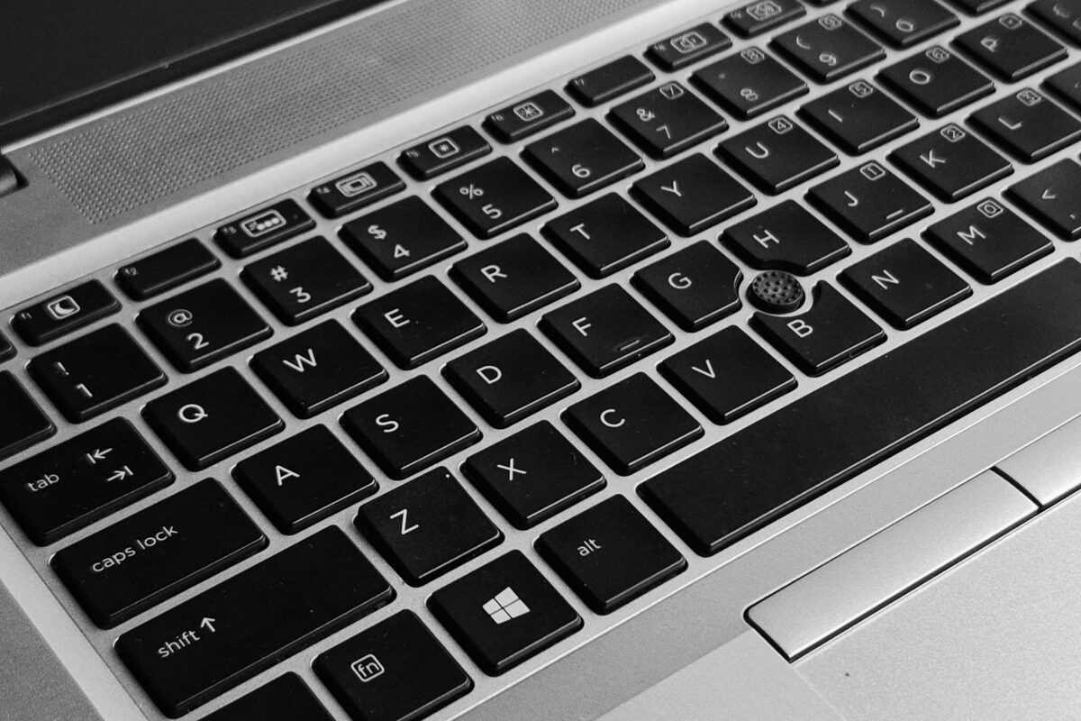 Krawędź klawiatury laptopa i gładzika w zbliżeniu