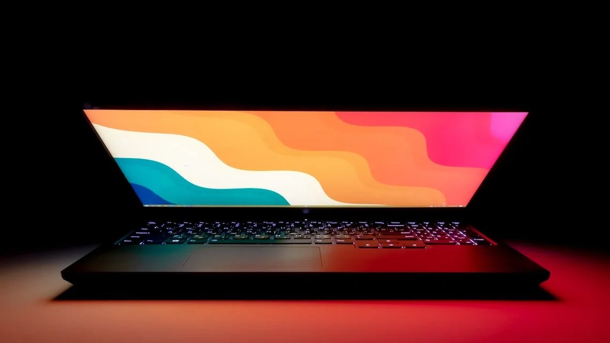 Otwarty czarny laptop z kolorowym ekranem — naprawa laptopów Medion