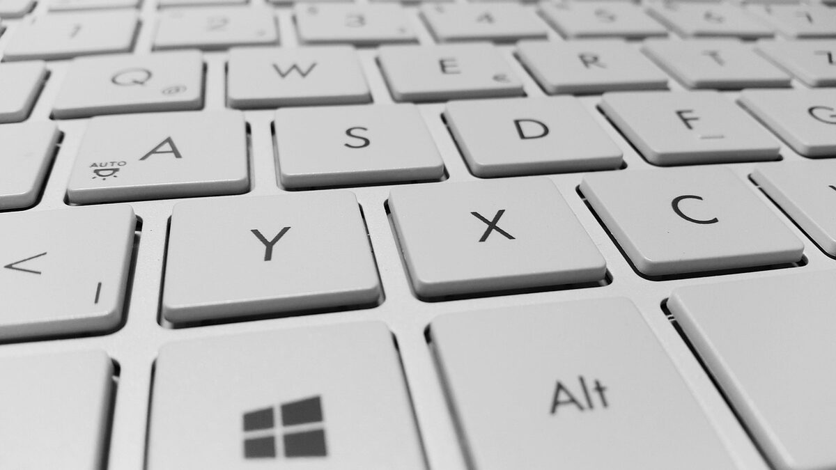 Zbliżenie na klawisze klawiatury laptopa z klawiszem Alt