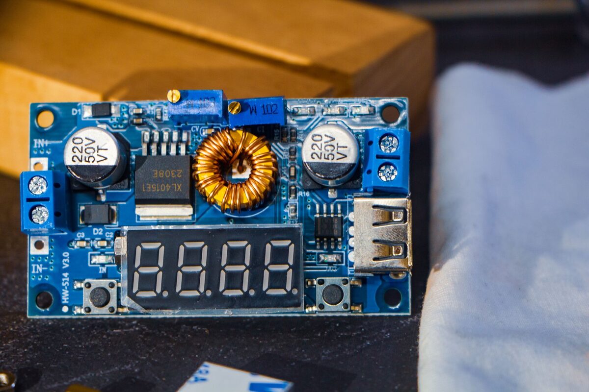 Moduł elektroniczny z gniazdem USB i wyświetlaczem