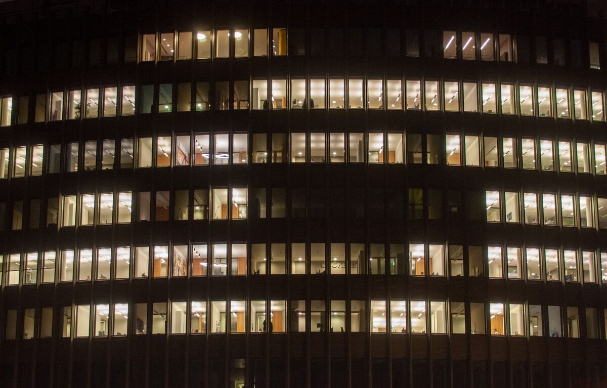 Biurowiec z oświetlonymi oknami nocą