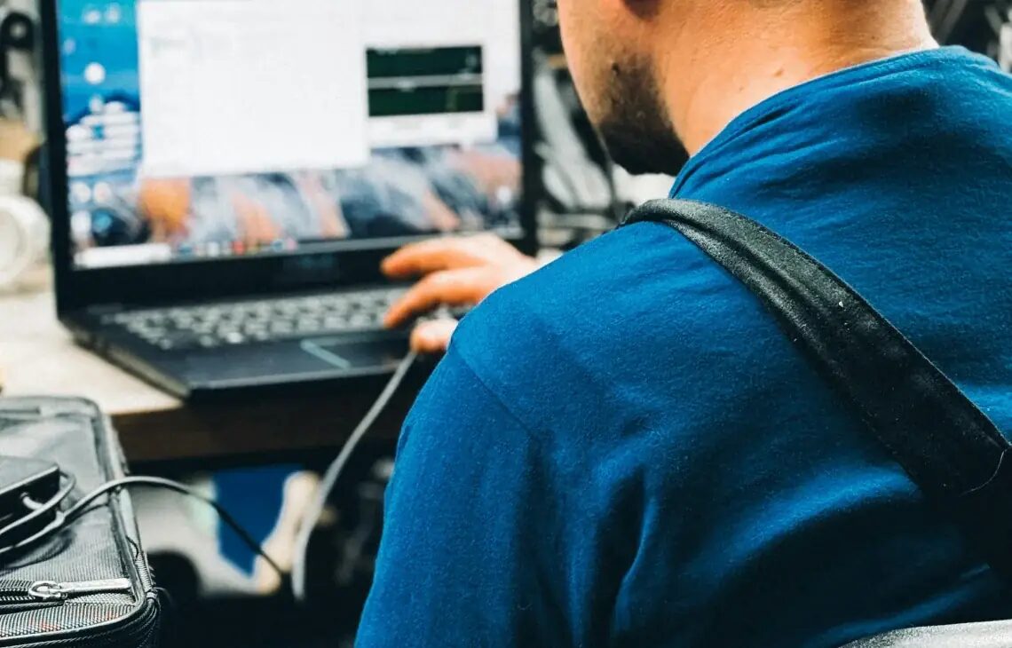 Praca na laptopie w biurze podczas obsługi programu handlowego