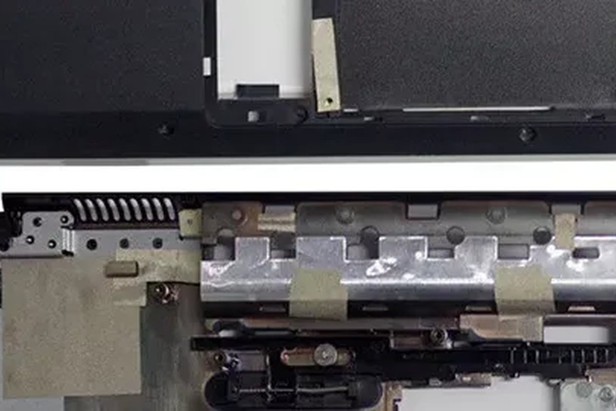 Rozłożony mechanizm zawiasu laptopa — pęknięte zawiasy i obudowa