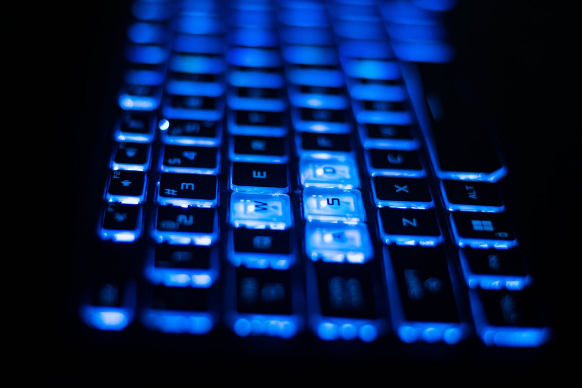 Klawiatura laptopa z niebieskim podświetleniem