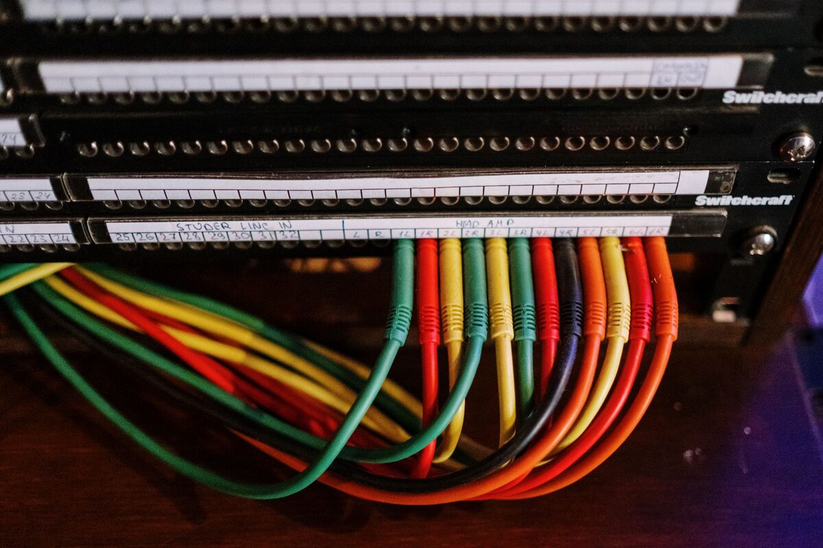 Kable sieciowe pogrupowane kolorami: zielone, czerwone, pomarańczowe