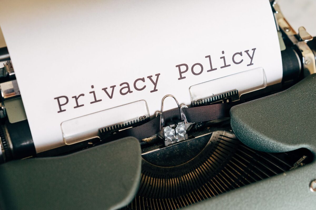 Maszyna do pisania z kartką "Privacy Policy"
