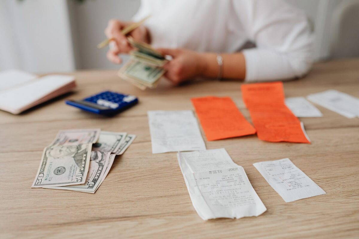 Liczenie kosztów naprawy wśród banknotów i rachunków