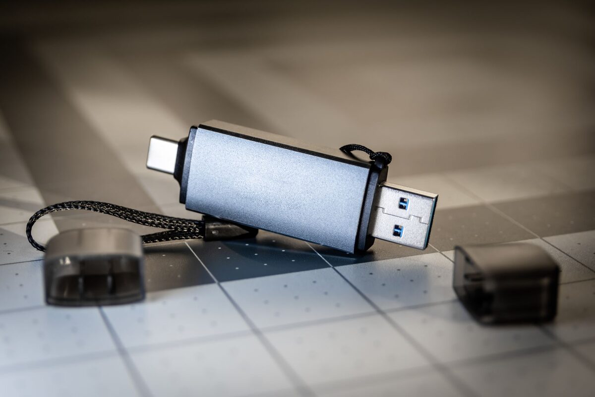 Pendrive USB na kafelkowej podłodze