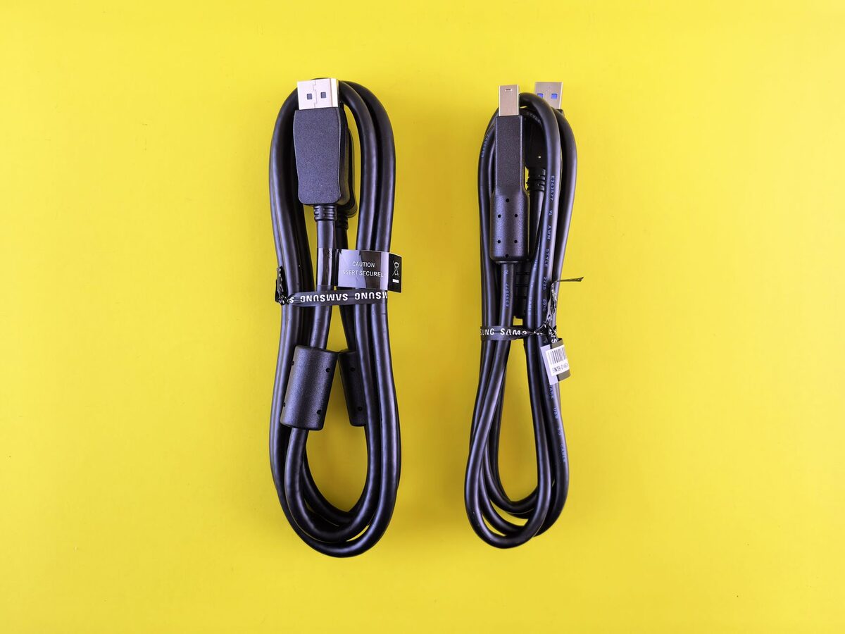 Dwa kable USB przygotowane do transferu danych na nowy sprzęt