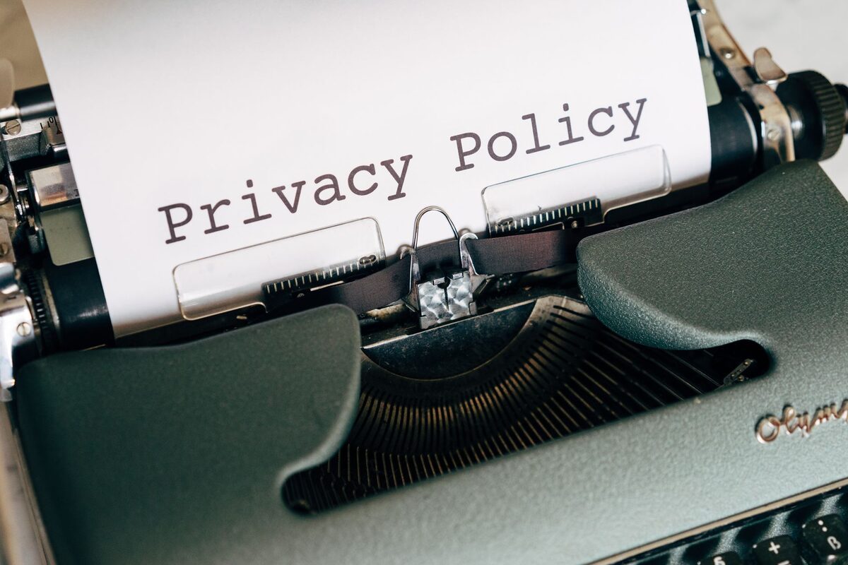 Kartka z napisem „Privacy Policy” w maszynie do pisania