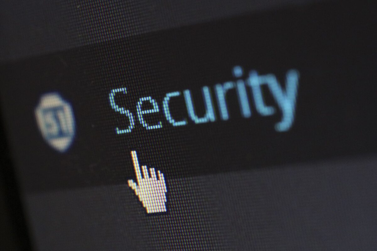 Napis Security z ikoną tarczy na ciemnym ekranie