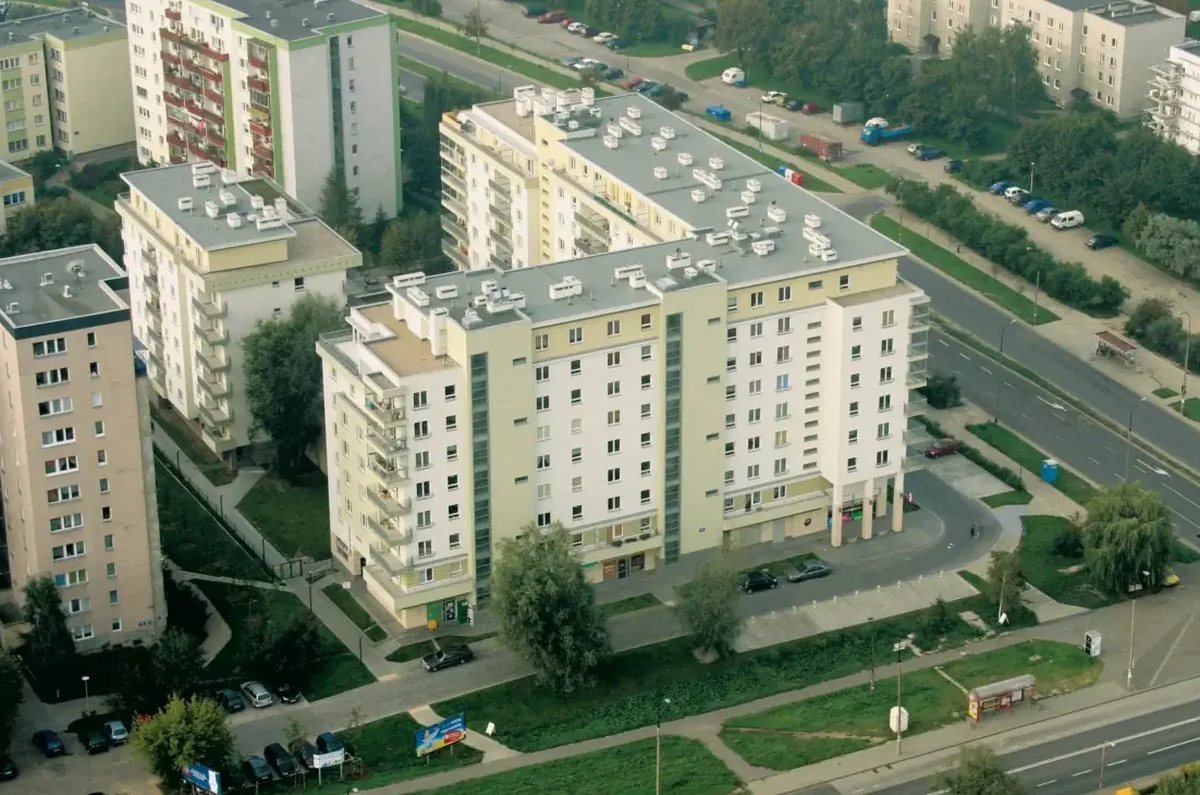 Bloki mieszkalne warszawskiego osiedla z lotu ptaka — serwis komputerowy Białołęka