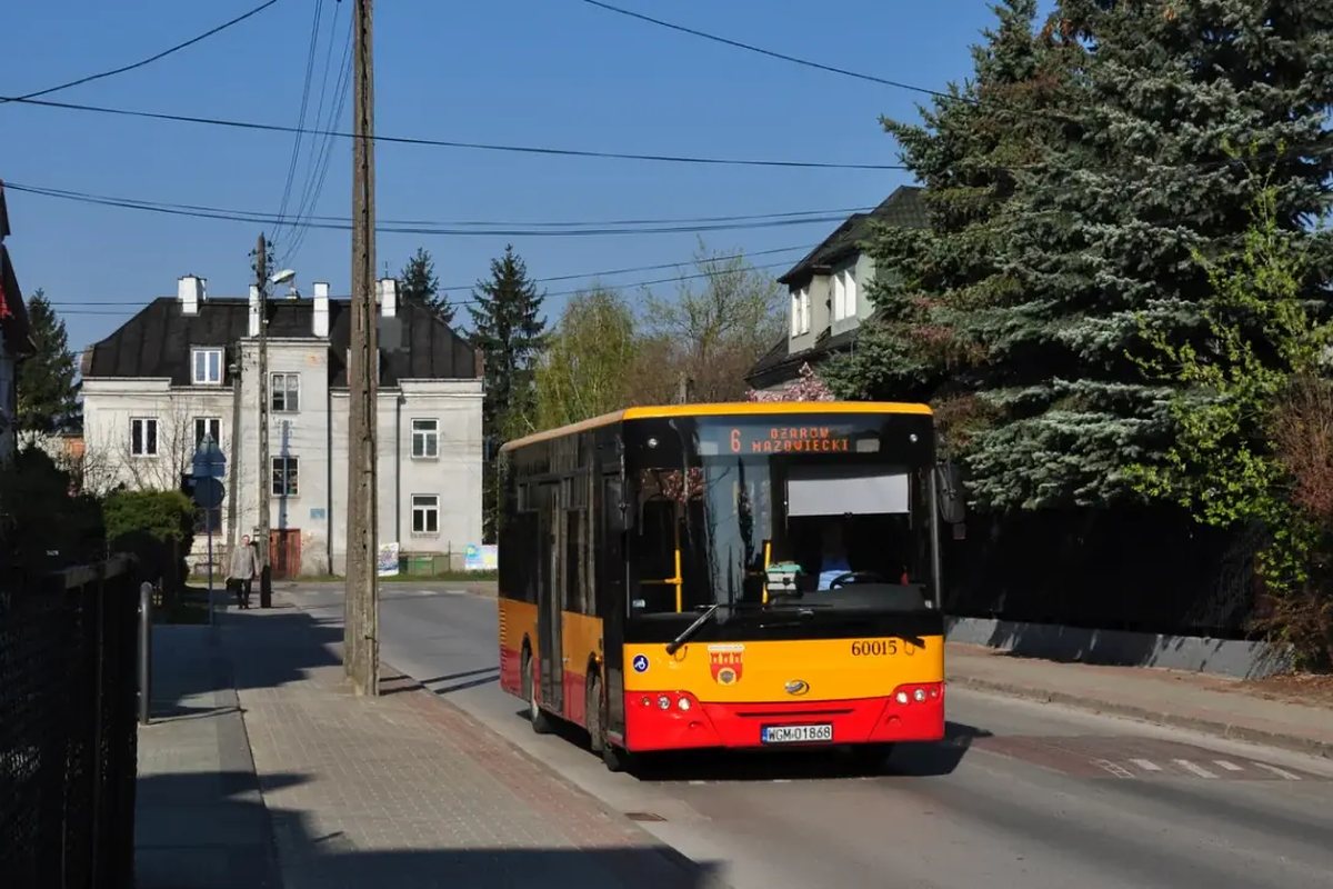 Autobus miejski na ulicy z willami — serwis komputerowy Wilanów