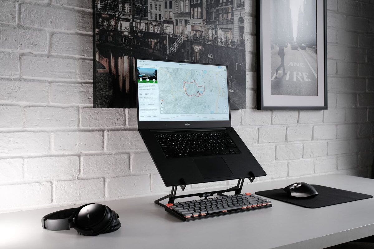 Laptop na podstawce biurkowej gotowy do pracy