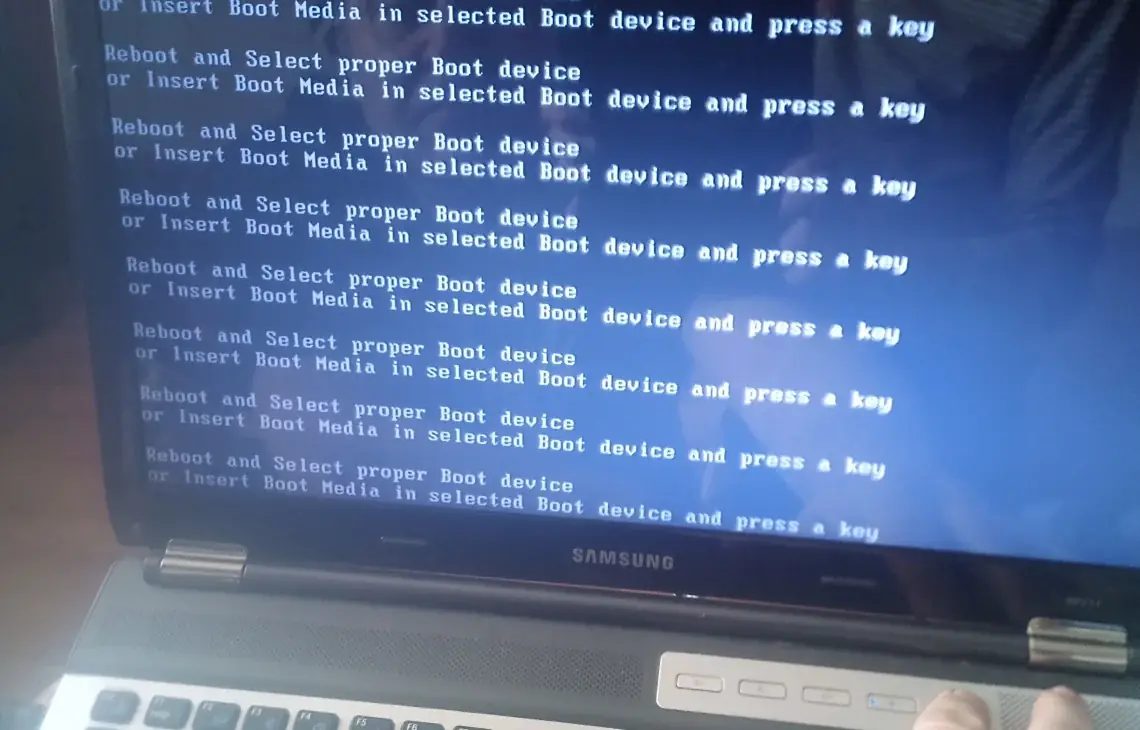 Ekran laptopa Samsung z komunikatem błędu rozruchu systemu (Boot Device)