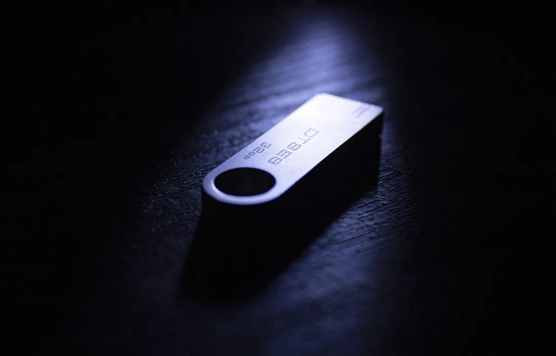 Pendrive USB na ciemnym tle, nośnik instalacyjny systemu