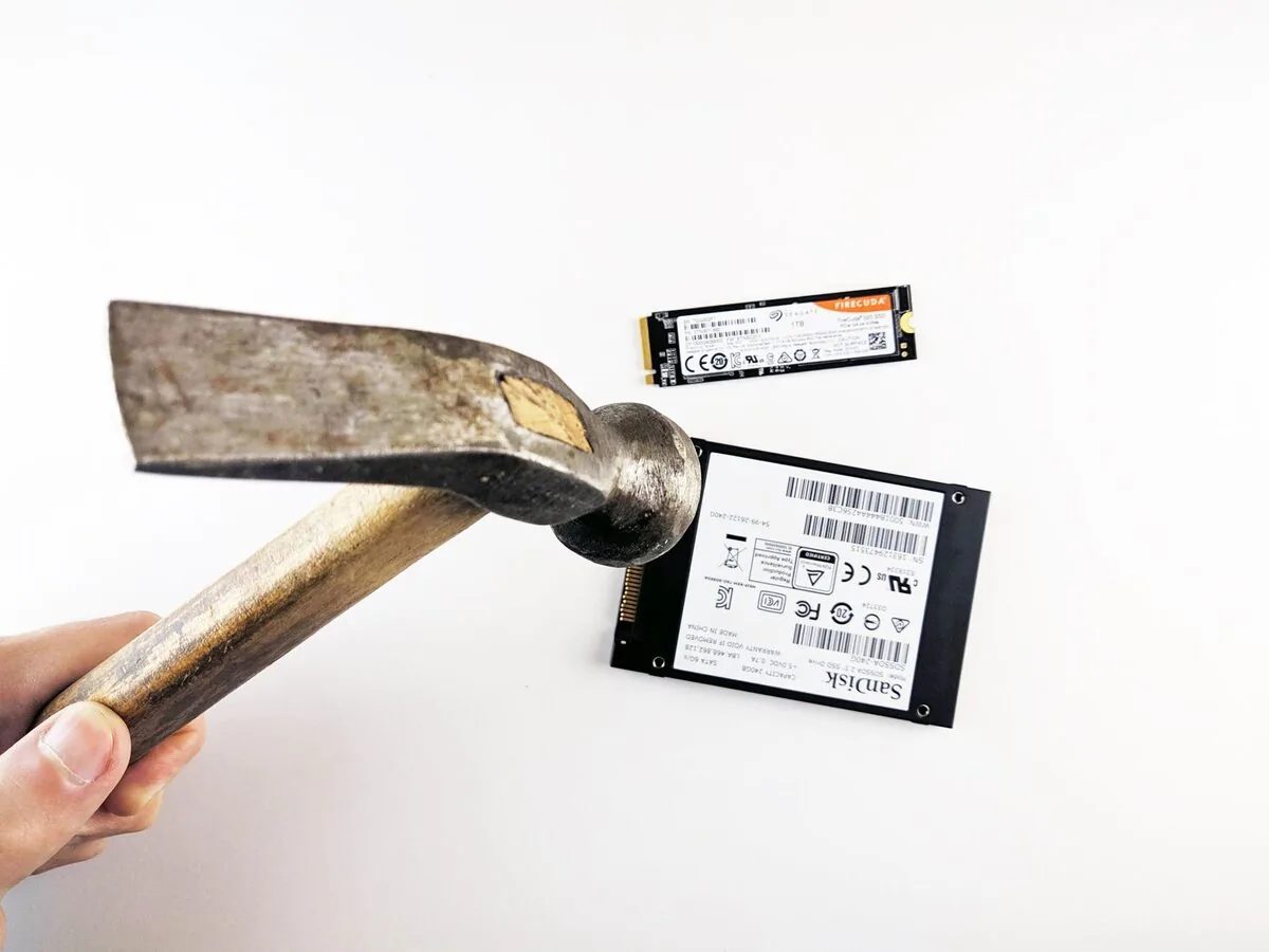 Młotek nad dyskiem SSD SanDisk, trwałe niszczenie danych