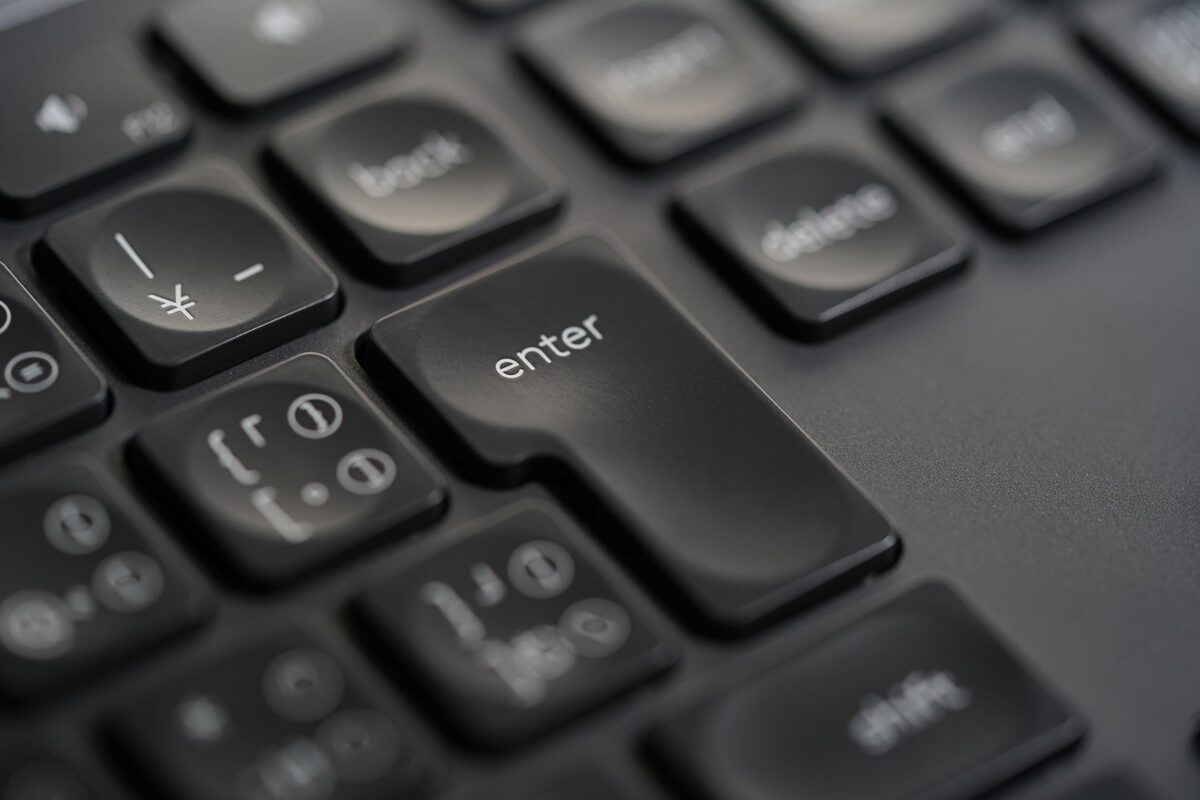 Zbliżenie klawiszy klawiatury laptopa, w tym klawisz Enter
