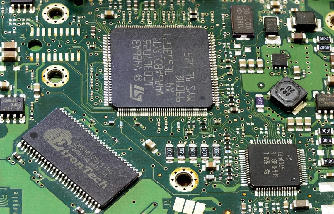 Makrofotografia płyty PCB z układami scalonymi pamięci