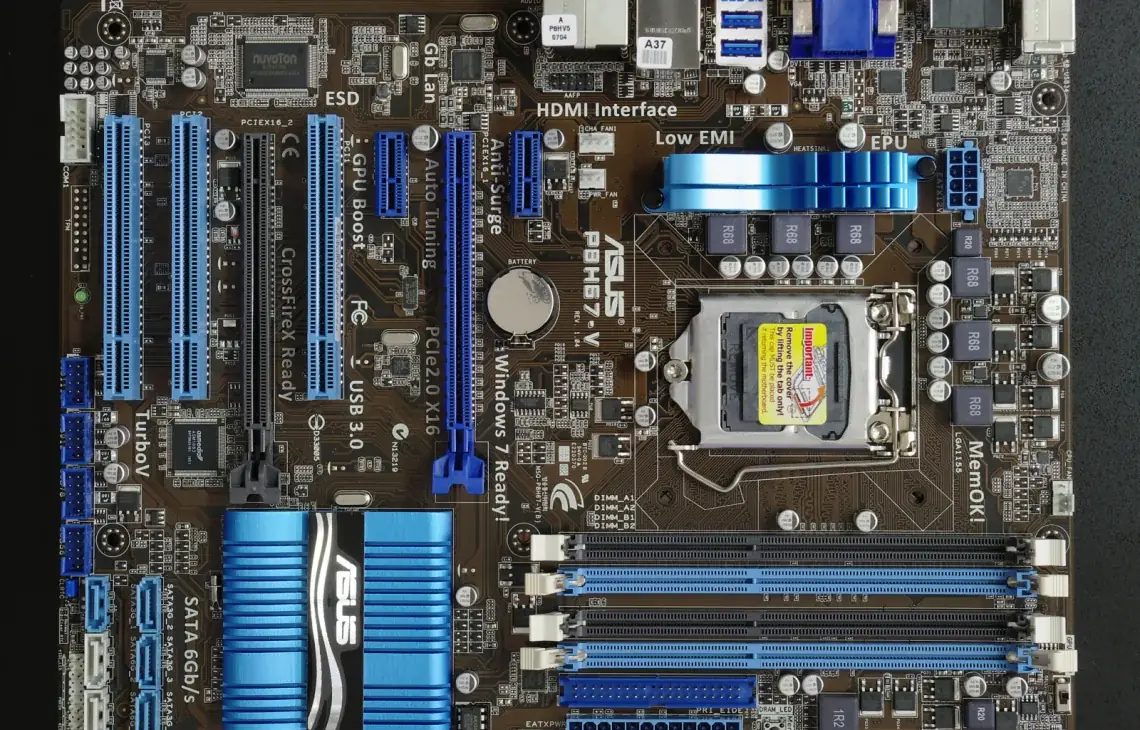 Płyta główna ASUS P8H67-V z widoczną podstawką procesora i slotami