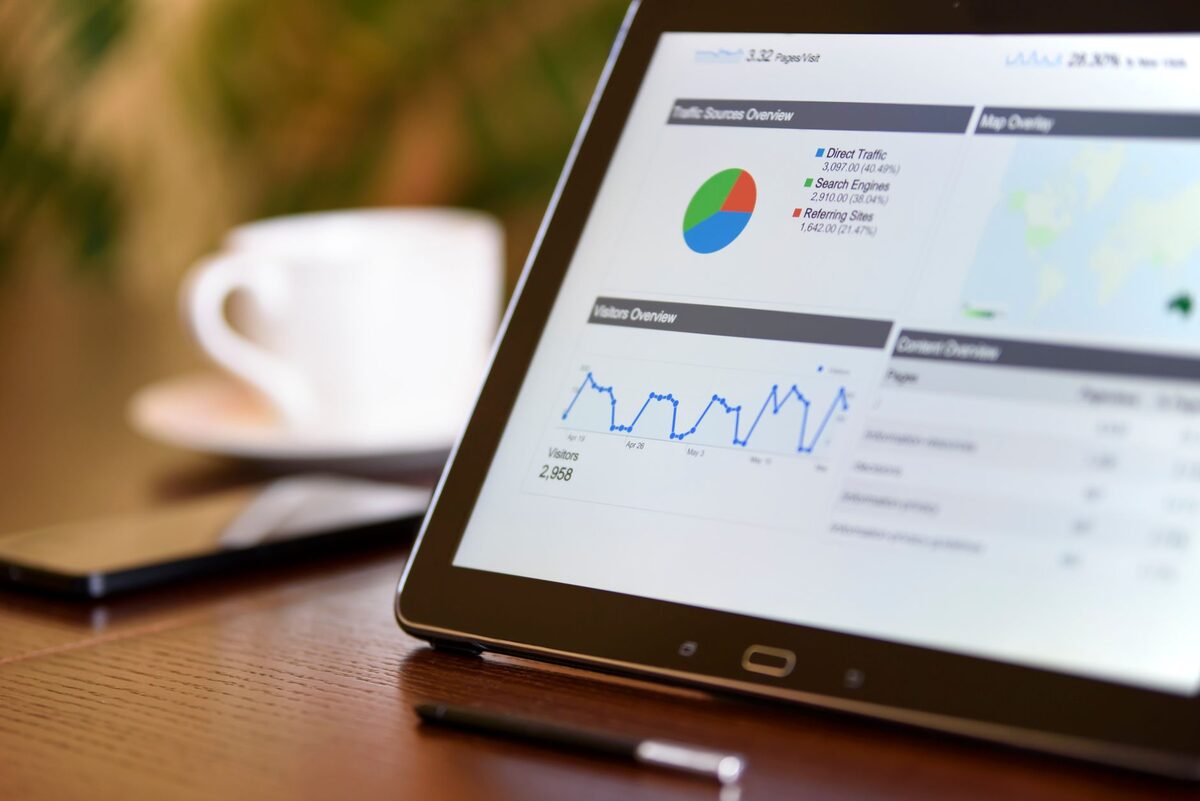 Tablet z pulpitem analitycznym na biurku