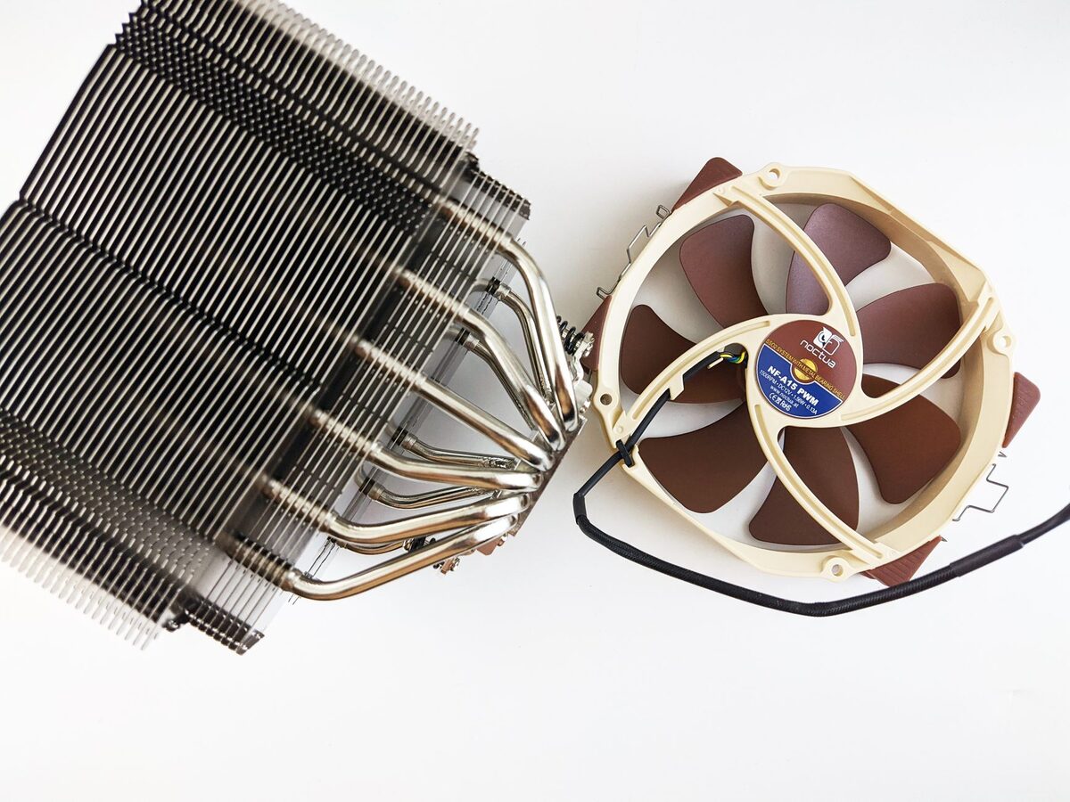 Wentylator z radiatorem na białym tle