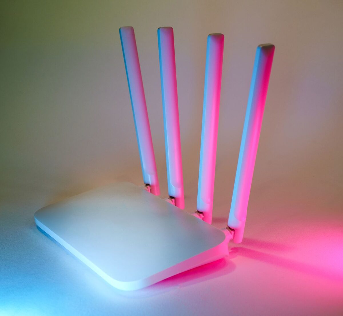 Router bezprzewodowy z czterema antenami